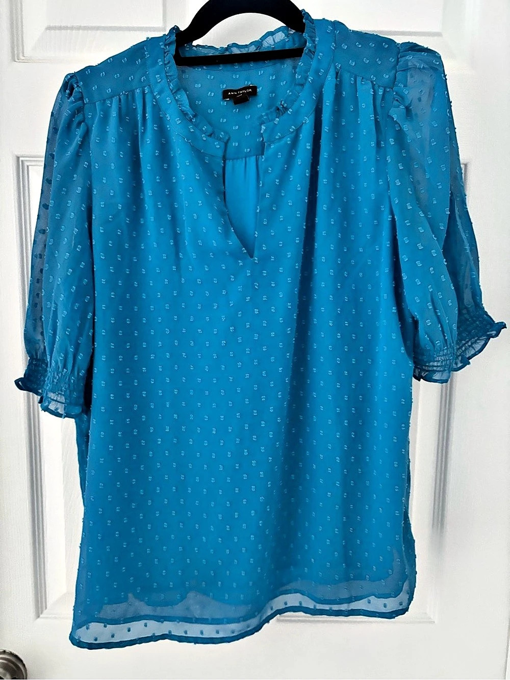 Ann Taylor Blouse in Blue Size Medium Like New